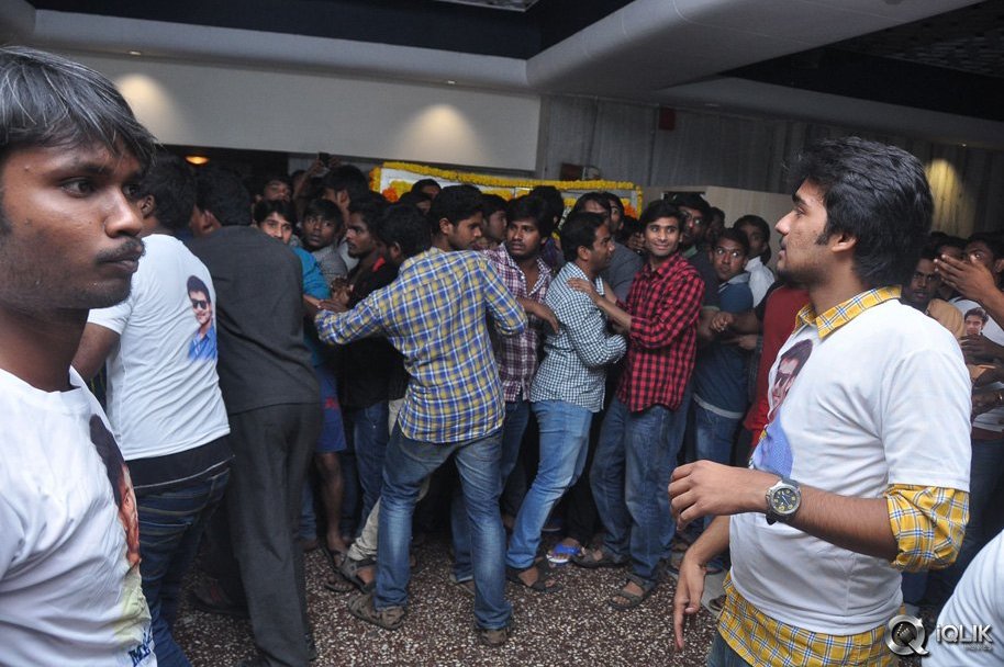 Mukunda-Movie-Hungama-at-Sandhya-Theatre